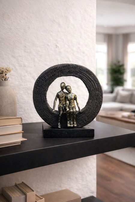 تحف شب وصبيه مع صخره دائرة